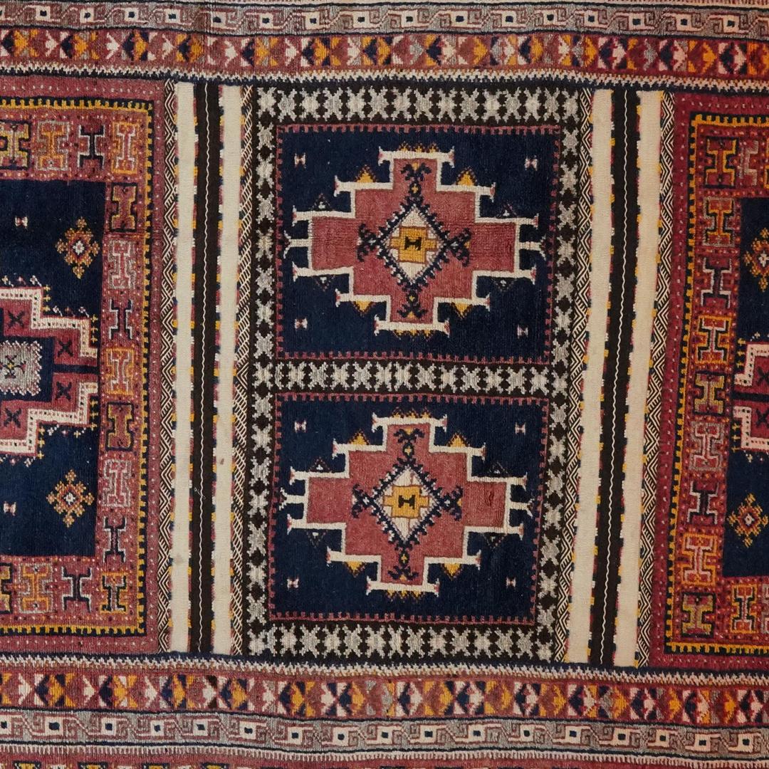 Vintage-Berberteppich aus Marokko mit geometrischen Mustern aus mehrfarbiger Wolle