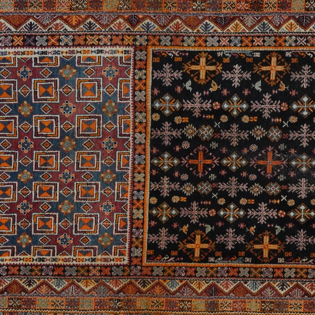 Vintage handgeknoopt Berber Marokkaans tapijt met geometrische patronen in veelkleurige wol