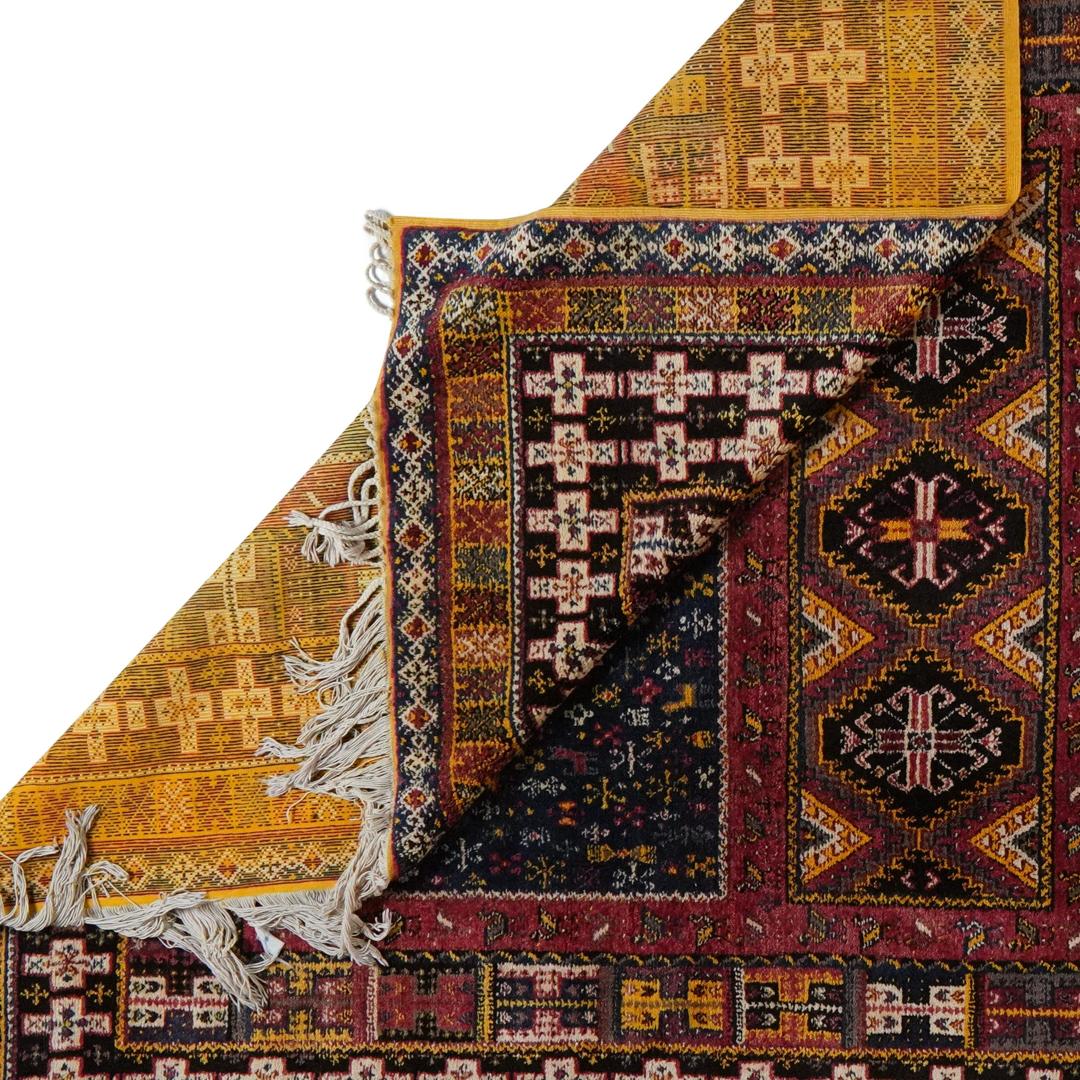 Handgefertigter Vintage-Teppich aus marokkanischer Wolle mit geometrischen Stammesmotiven in Rot, Blau und Creme.