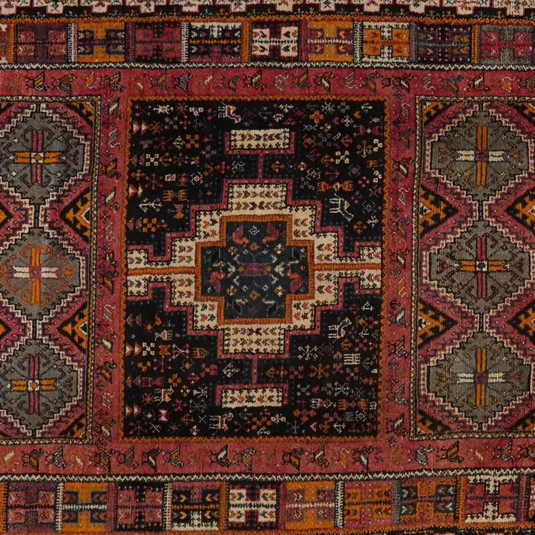 Vintage marokkanischer Berberteppich mit geometrischen Stammesmustern in mehrfarbiger Wolle.
