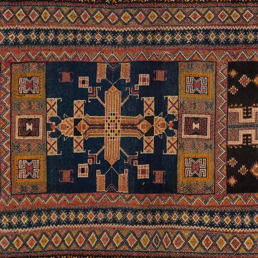 Vintage handgeknüpfter marokkanischer Teppich mit geometrischen Stammesmotiven in mehrfarbiger Wolle