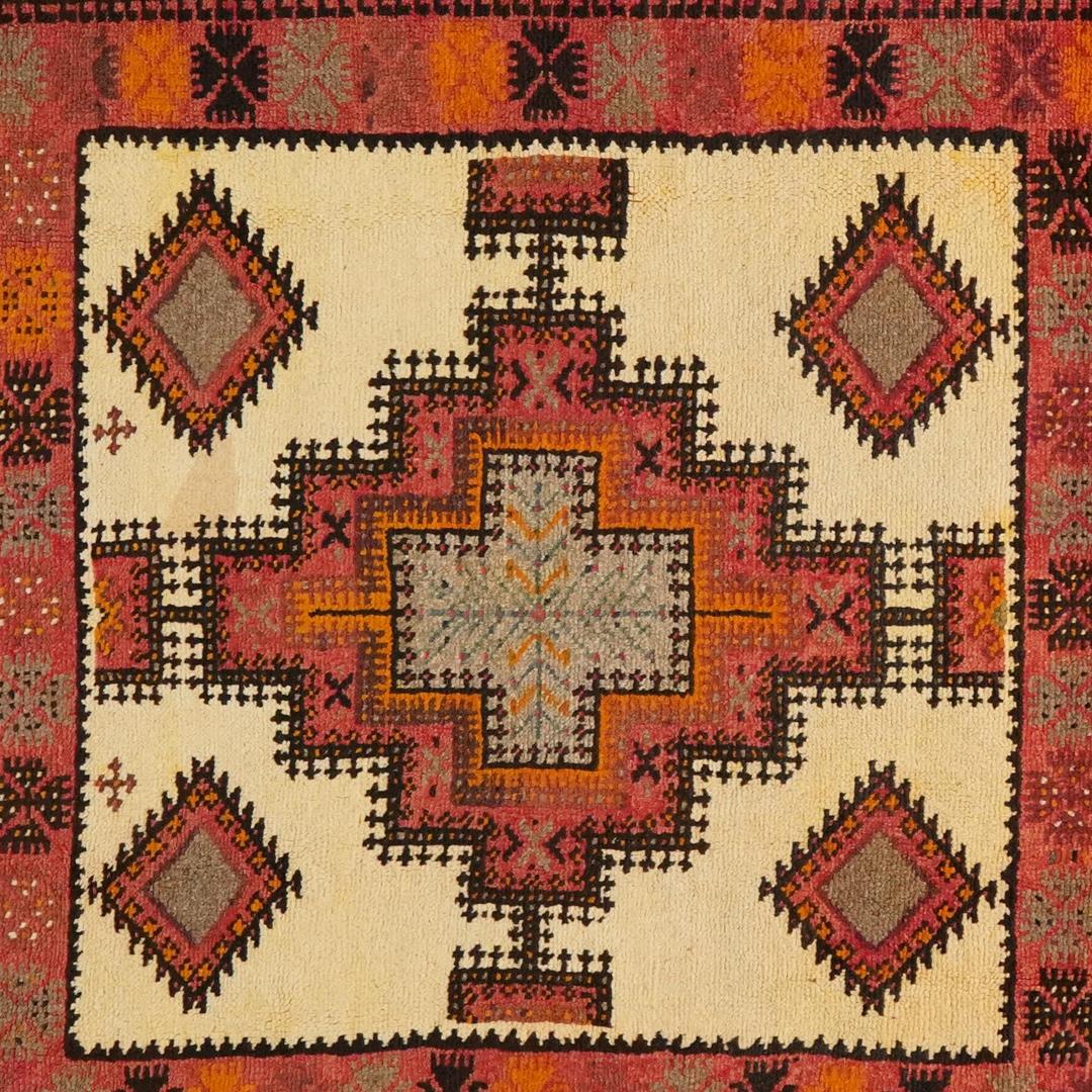 Vintage handgeknüpfter Berberteppich aus Marokko mit geometrischen Mustern in Mehrfarbig