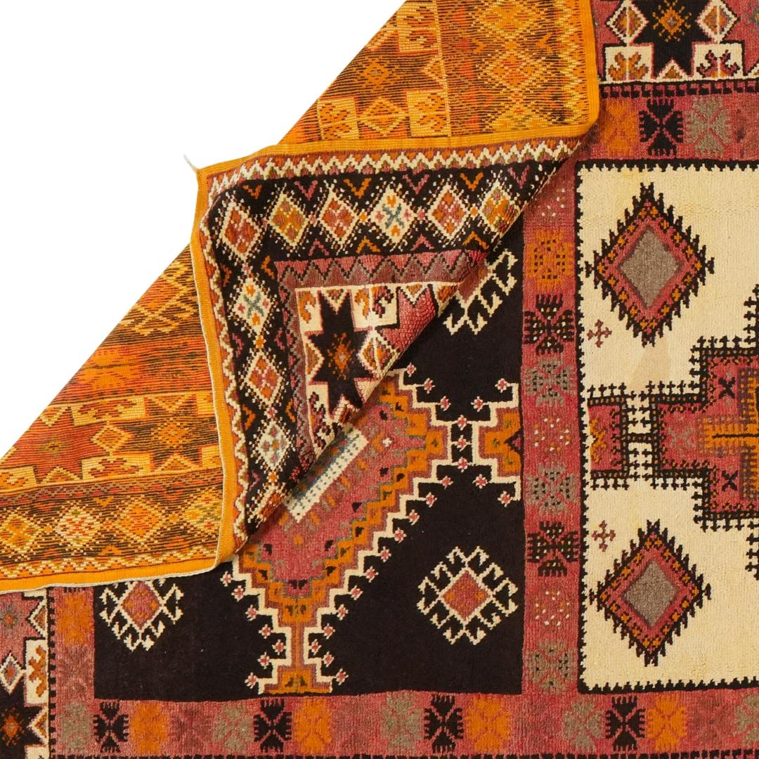 Vintage handgeknüpfter Berberteppich aus Marokko mit geometrischen Mustern in Mehrfarbig
