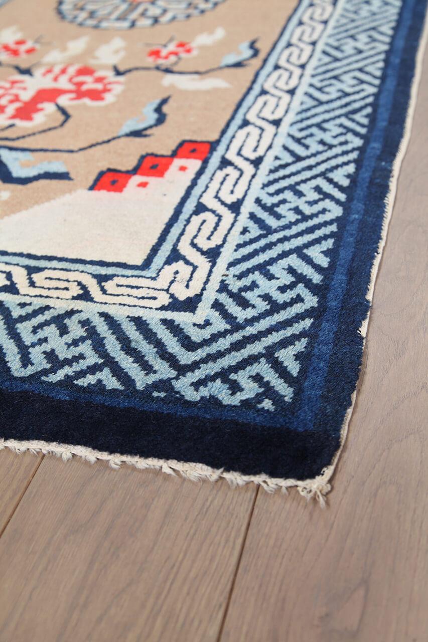 Antikt kinesisk tæppe med blomstermotiver og beige bund