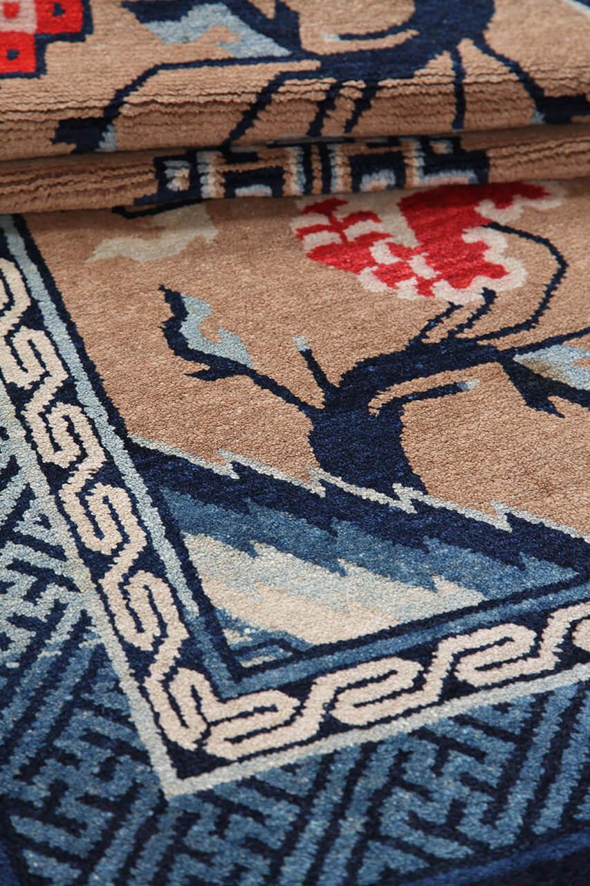 Antikt kinesisk tæppe med blomstermotiver og beige bund
