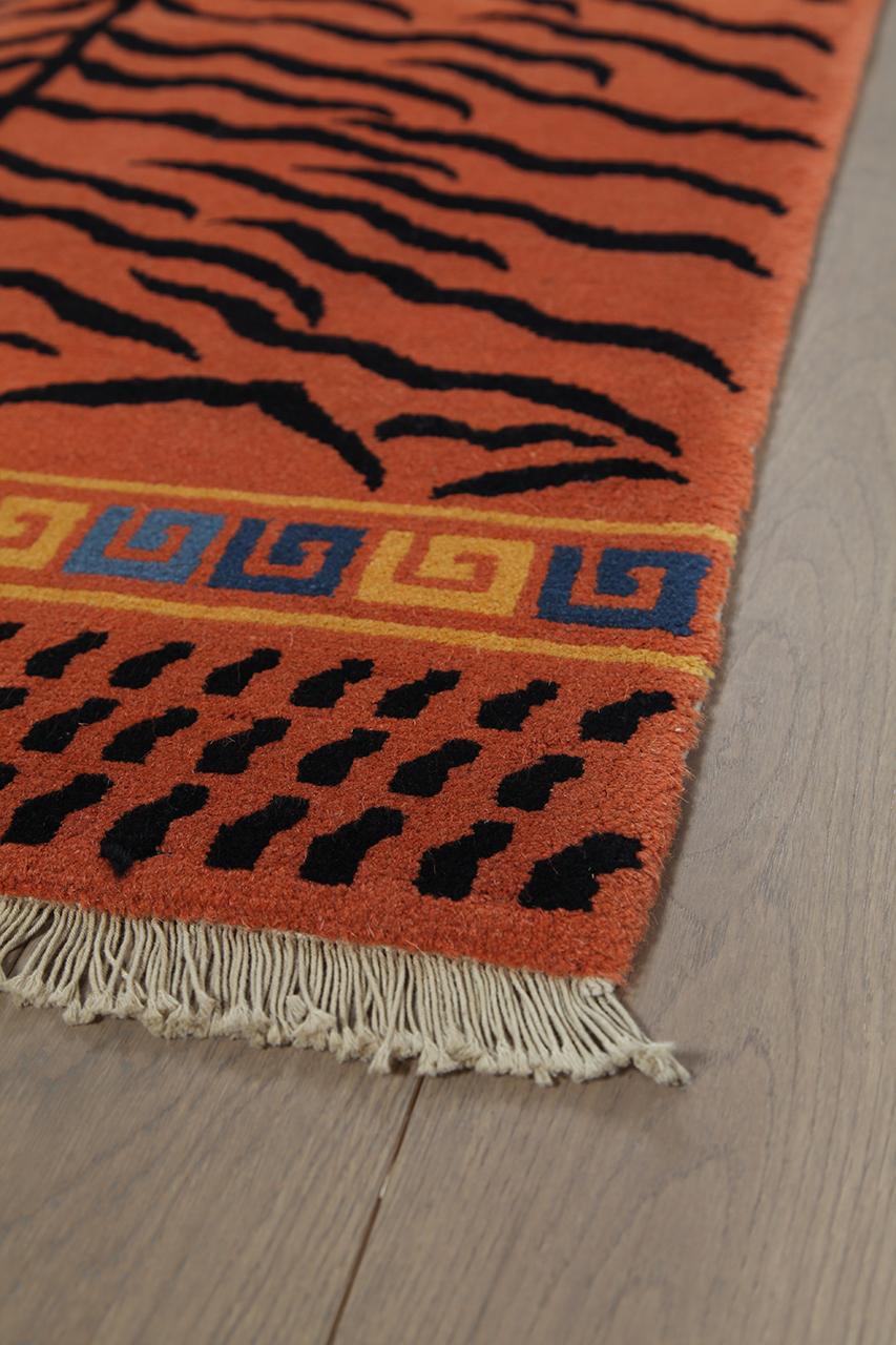 Handgeknoopt Chinees tapijt met een tijger-geïnspireerd patroon in rood en zwart