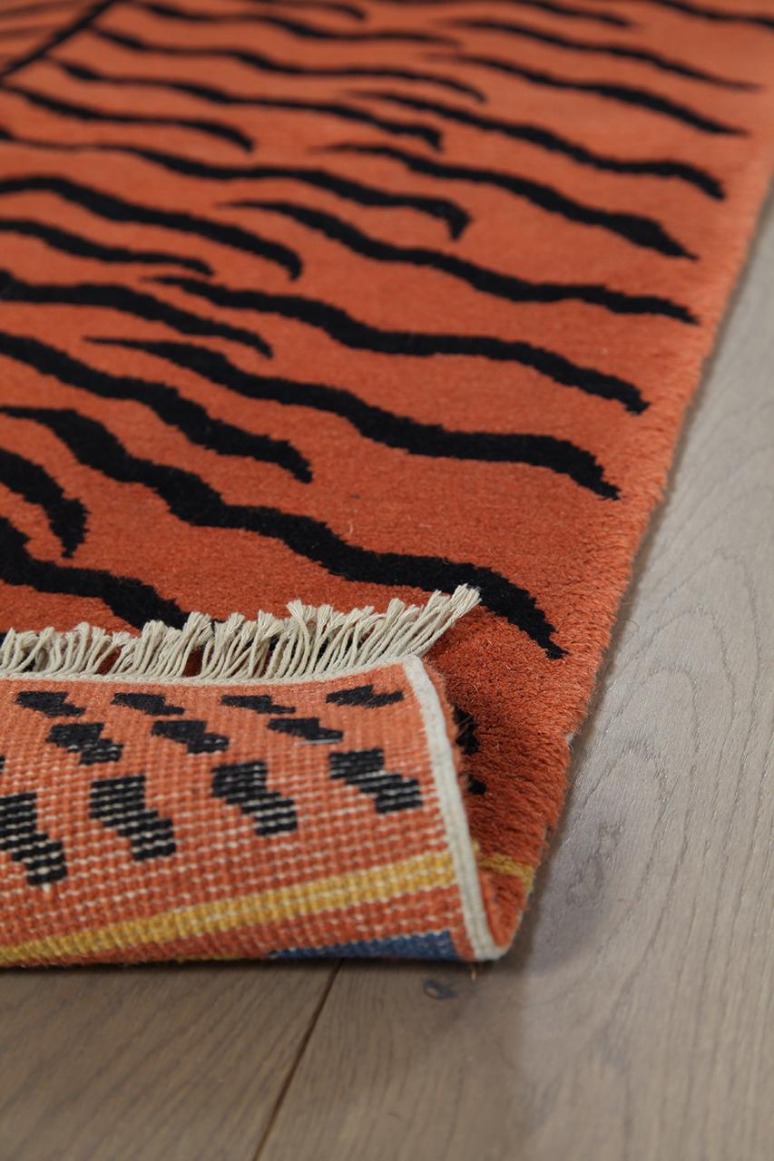 Handgeknoopt Chinees tapijt met een tijger-geïnspireerd patroon in rood en zwart