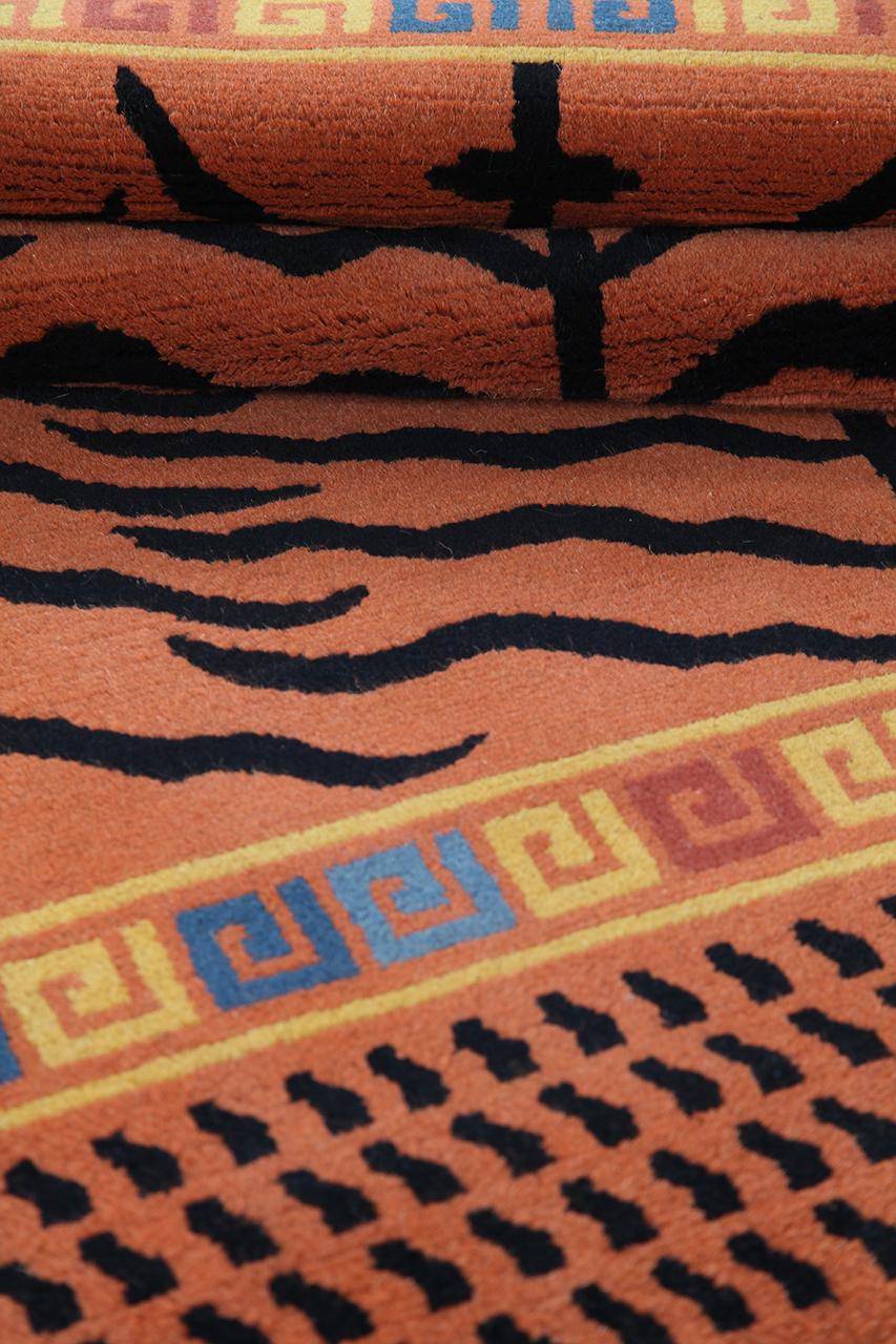 Handgeknoopt Chinees tapijt met een tijger-geïnspireerd patroon in rood en zwart