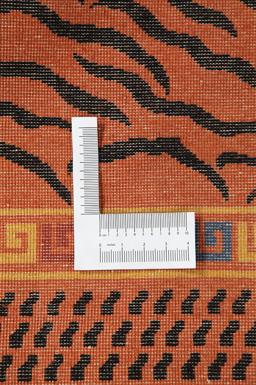 Handgeknoopt Chinees tapijt met een tijger-geïnspireerd patroon in rood en zwart