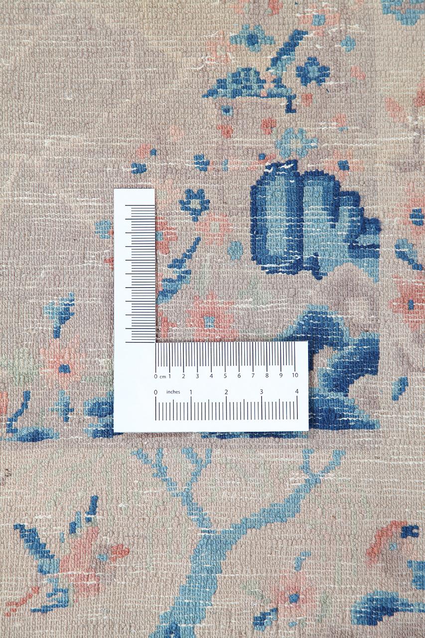 Antikt kinesisk tæppe med central blomstermedaillon og blå kanter i beige og blå toner