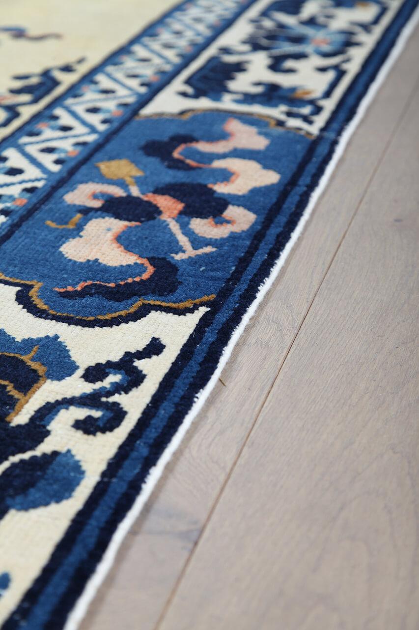 Antikt kinesisk tæppe med blomstermotiver i beige og blå