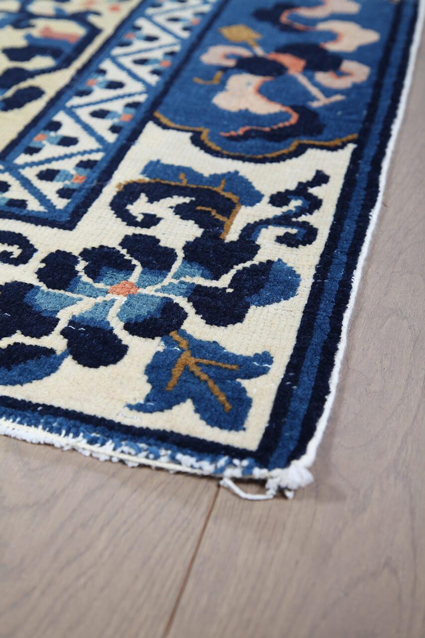 Antikt kinesisk tæppe med blomstermotiver i beige og blå