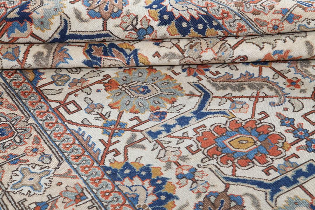 Antiek Tabriz tapijt uit het Midden-Oosten in beige