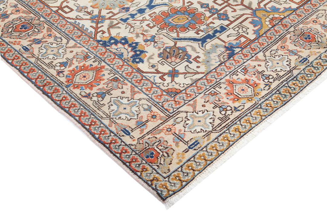 Antiek Tabriz tapijt uit het Midden-Oosten in beige
