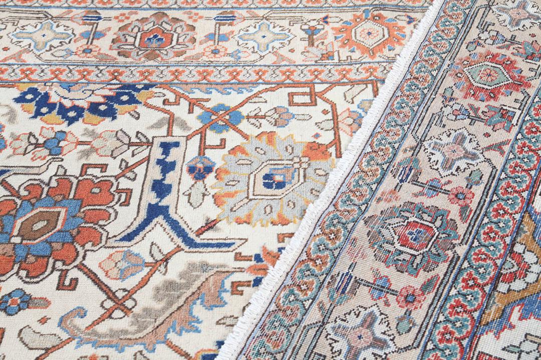 Antiek Tabriz tapijt uit het Midden-Oosten in beige