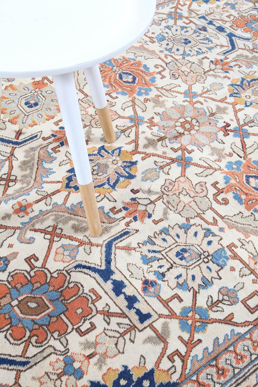 Antiek Tabriz tapijt uit het Midden-Oosten in beige