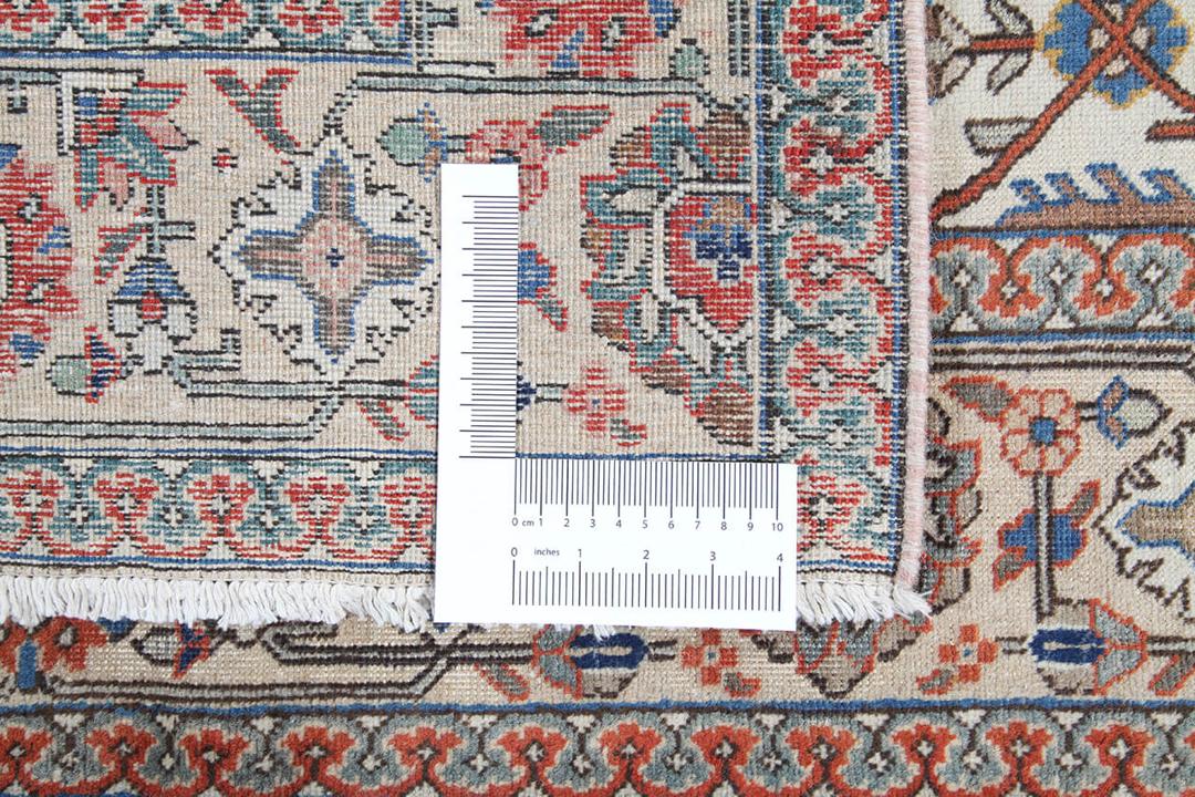 Antiek Tabriz tapijt uit het Midden-Oosten in beige
