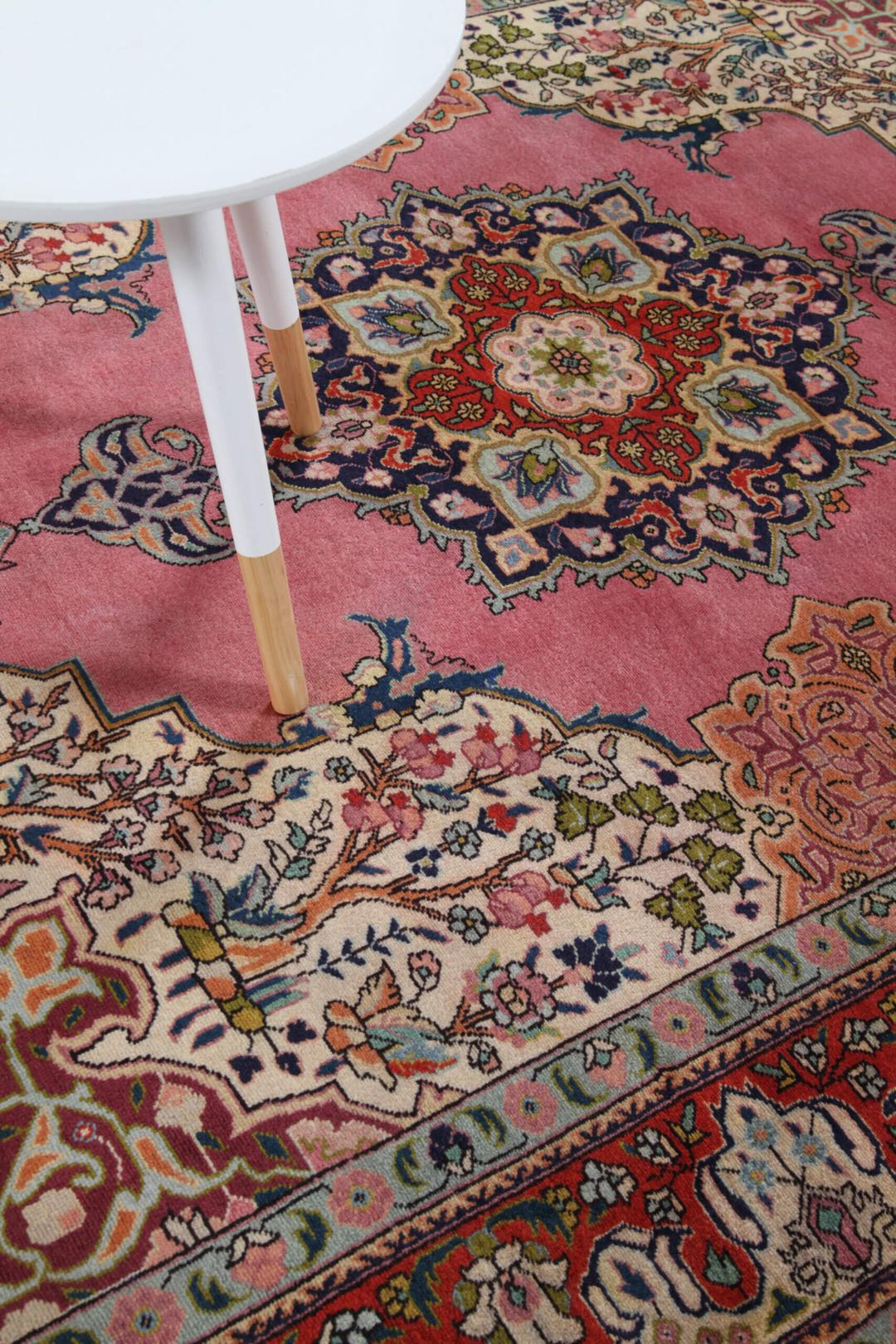 Tabriz tæppe fra Persien i lyserød og rød
