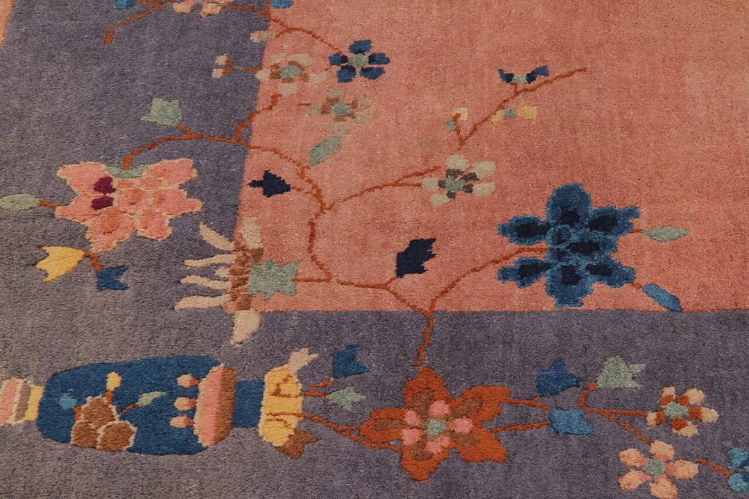 Antikt kinesisk Art Deco-tæppe med blomstermotiver på en varm baggrund