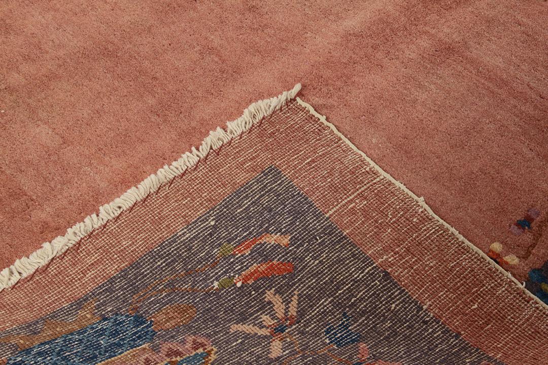 Antikt kinesisk Art Deco-tæppe med blomstermotiver på en varm baggrund