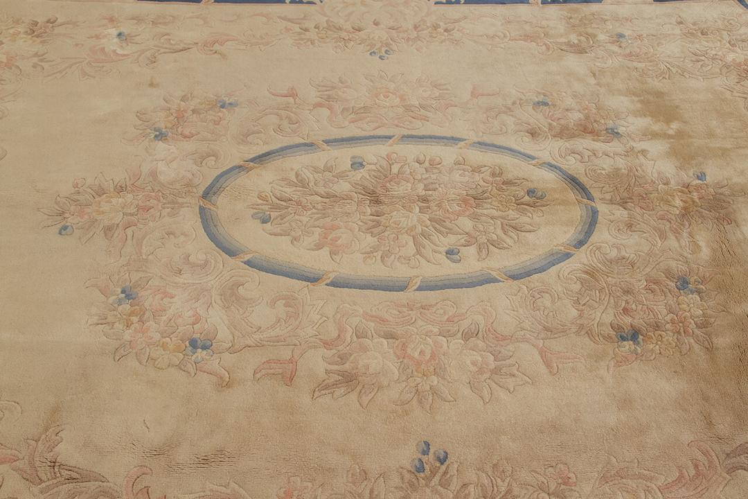 Antiek Chinees tapijt met bloemmotieven en blauwe rand in beige en blauw
