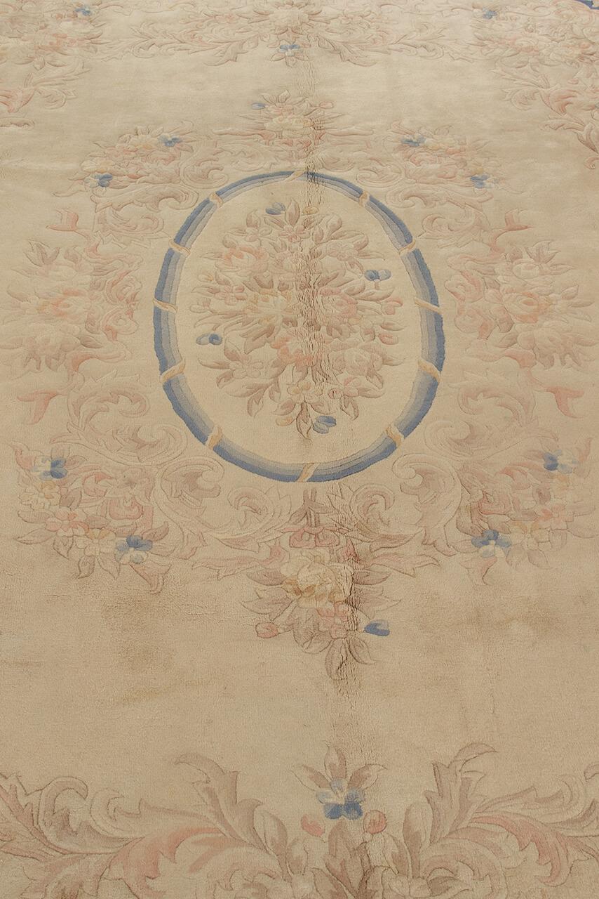Antiek Chinees tapijt met bloemmotieven en blauwe rand in beige en blauw