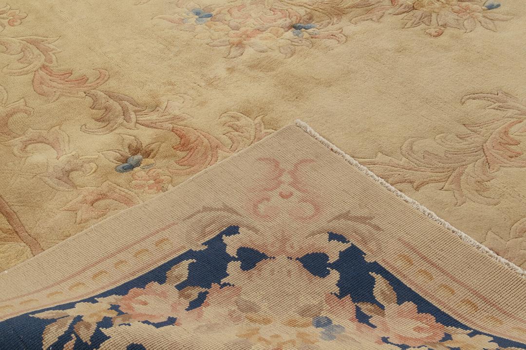 Antiek Chinees tapijt met bloemmotieven en blauwe rand in beige en blauw