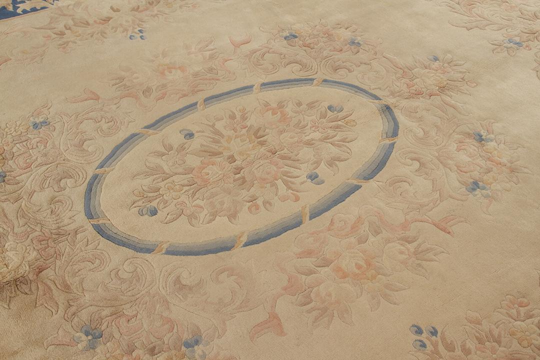 Antiek Chinees tapijt met bloemmotieven en blauwe rand in beige en blauw