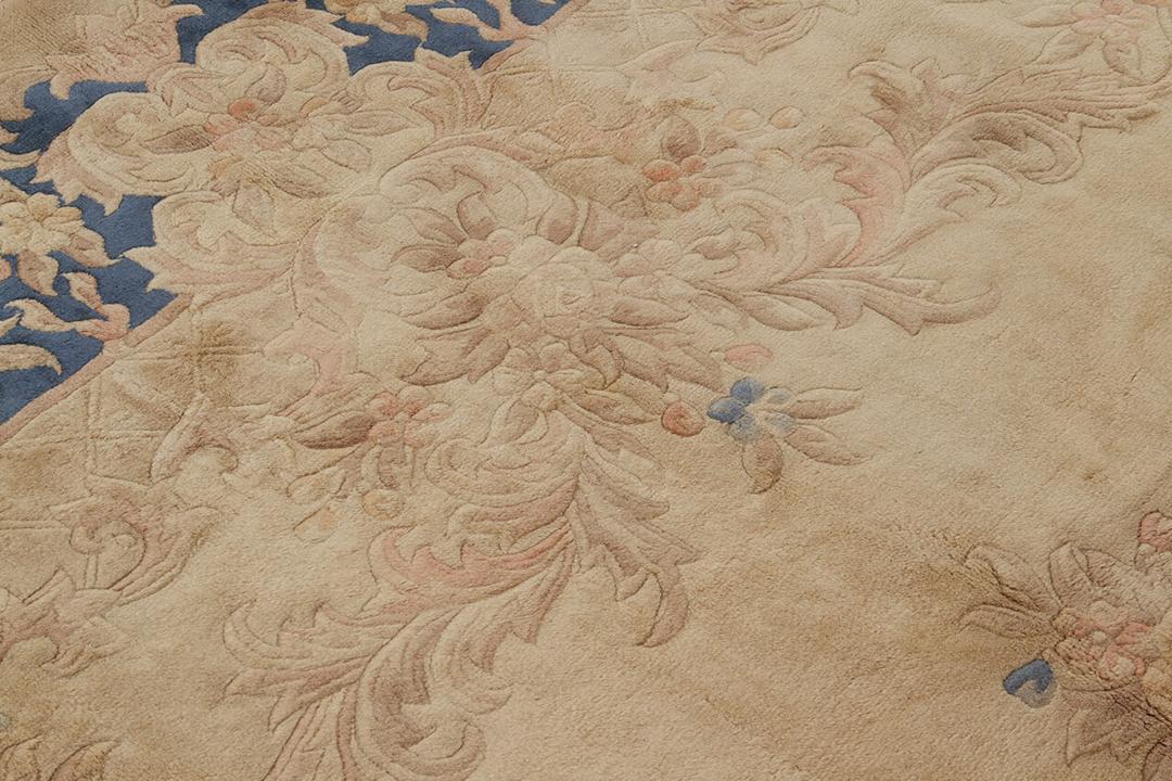 Antiek Chinees tapijt met bloemmotieven en blauwe rand in beige en blauw