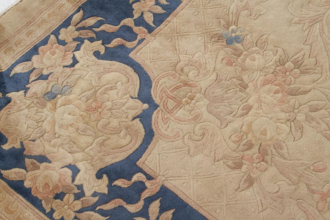 Antiek Chinees tapijt met bloemmotieven en blauwe rand in beige en blauw