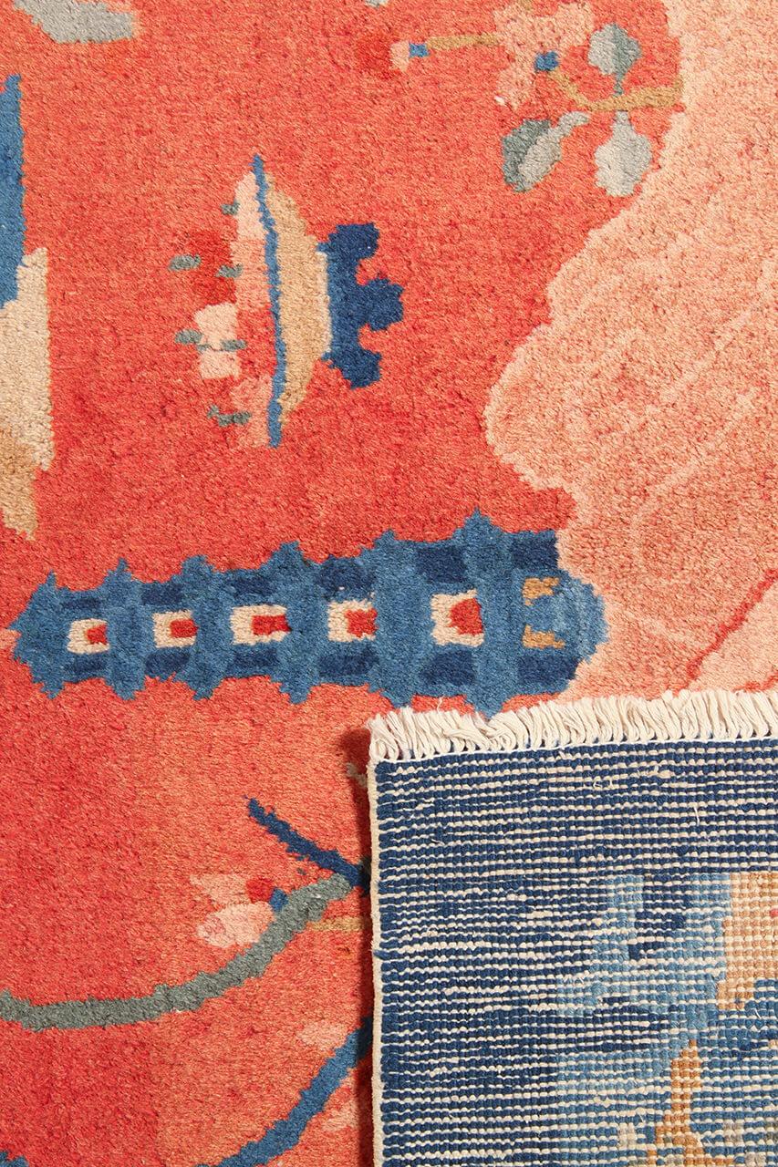 Antiek Chinees tapijt met een rood veld en picturale motieven