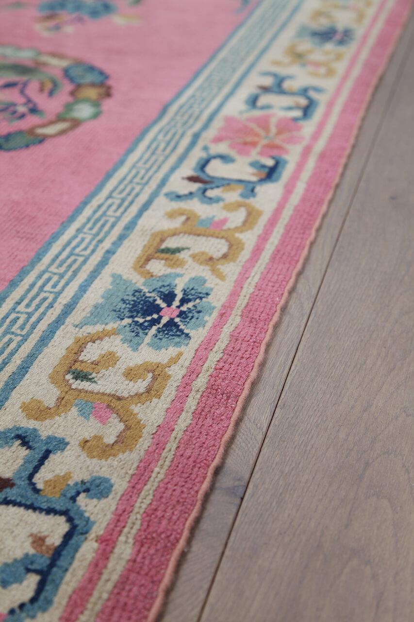 Antiek Chinees Art Deco tapijt met bloemmotieven op een roze achtergrond