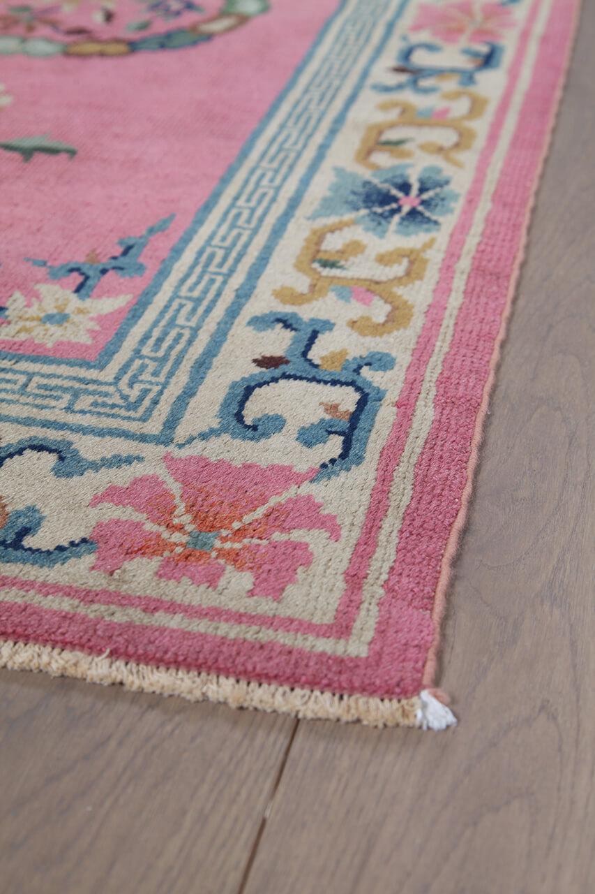 Antiek Chinees Art Deco tapijt met bloemmotieven op een roze achtergrond