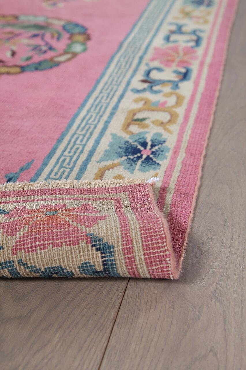 Antiek Chinees Art Deco tapijt met bloemmotieven op een roze achtergrond