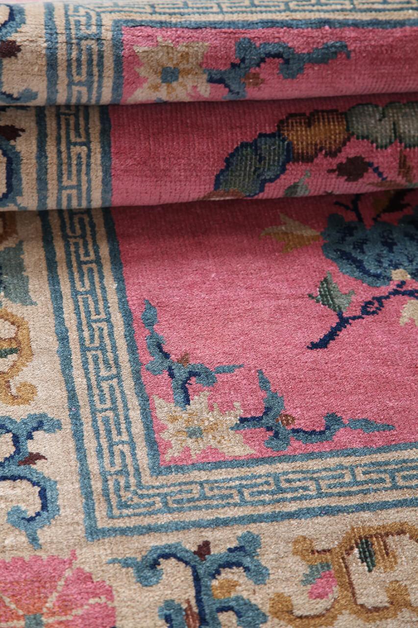 Antiek Chinees Art Deco tapijt met bloemmotieven op een roze achtergrond