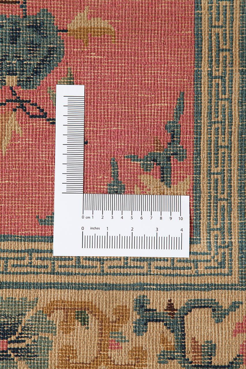 Antiek Chinees Art Deco tapijt met bloemmotieven op een roze achtergrond