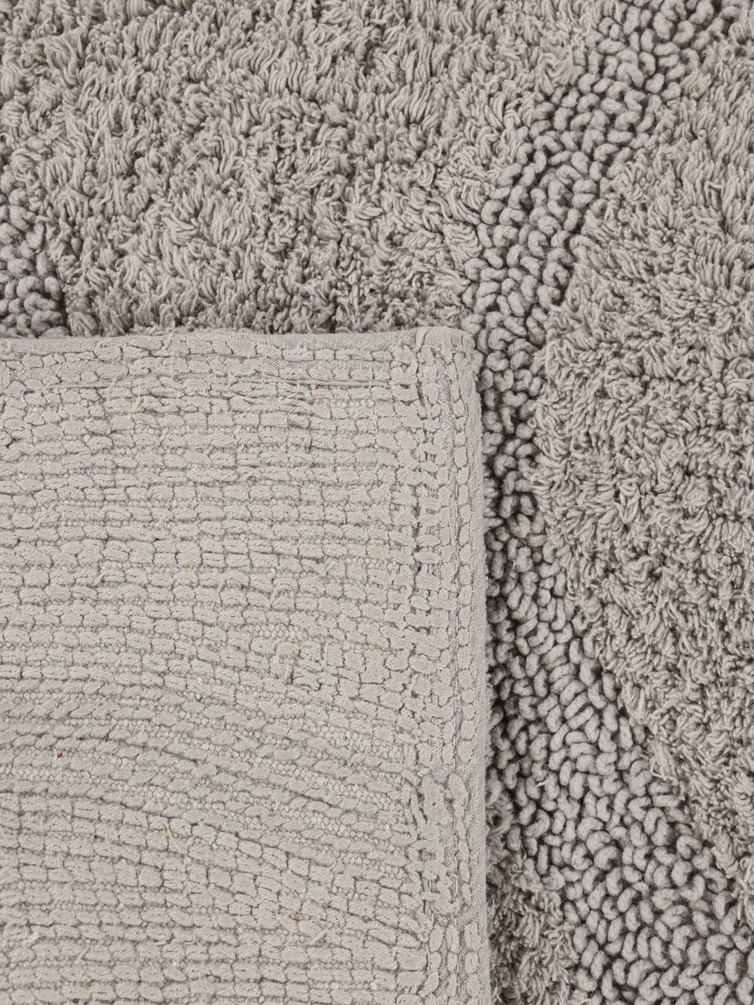 Tapis de bain gris avec un motif organique texturé
