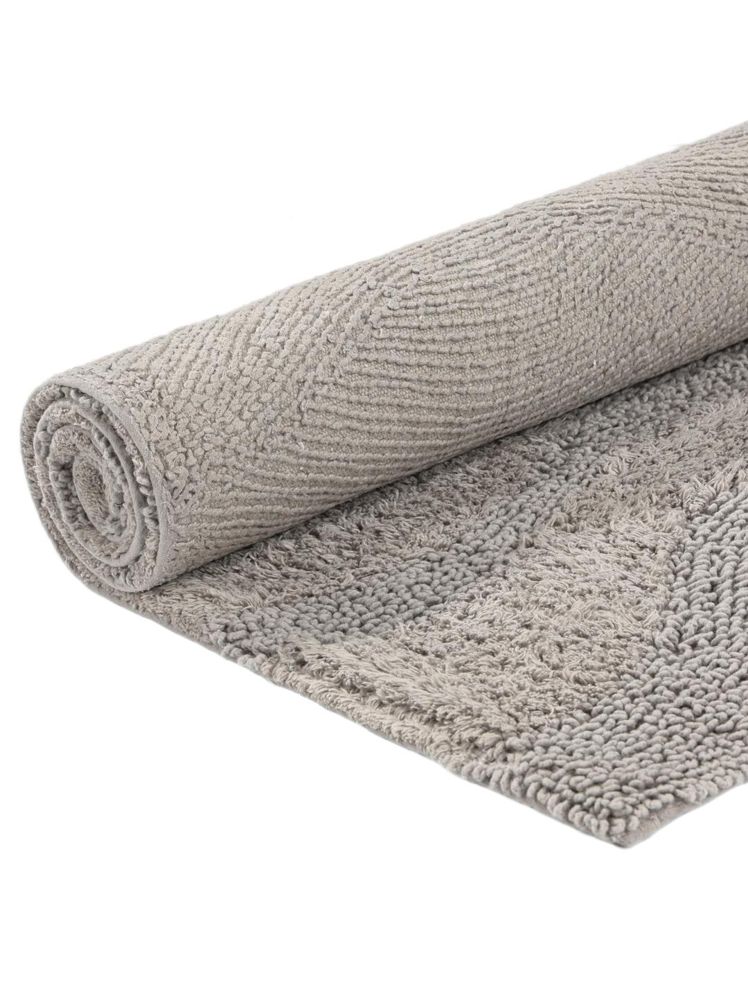 Tapis de bain gris avec un motif organique texturé