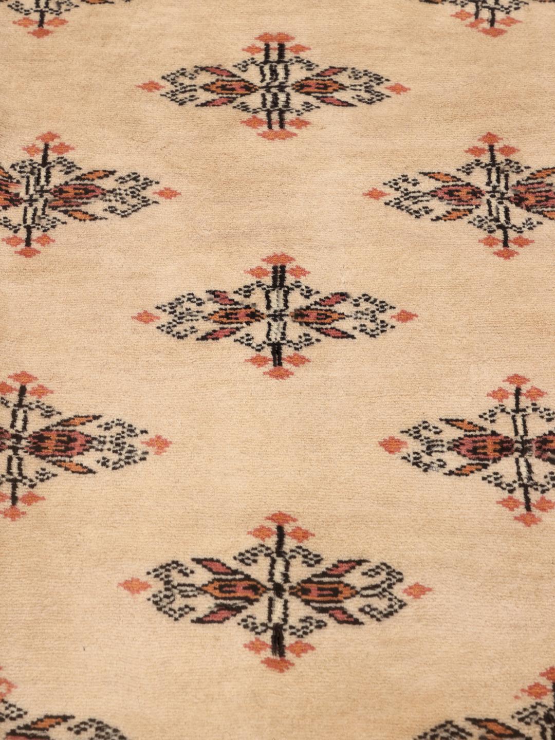 Handgeknoopt beige wollen tapijt uit Pakistan met traditionele patronen