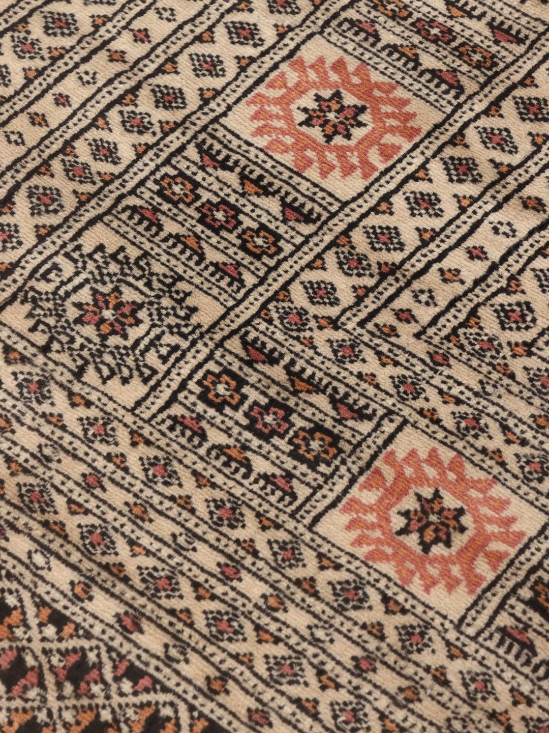 Handgeknoopt beige wollen tapijt uit Pakistan met traditionele patronen