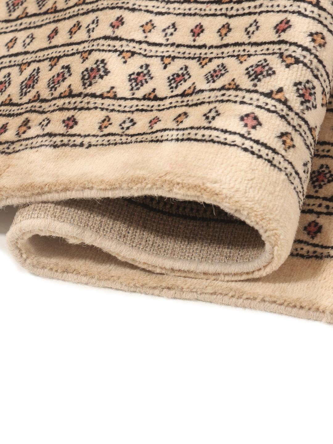 Handgeknoopt beige wollen tapijt uit Pakistan met traditionele patronen