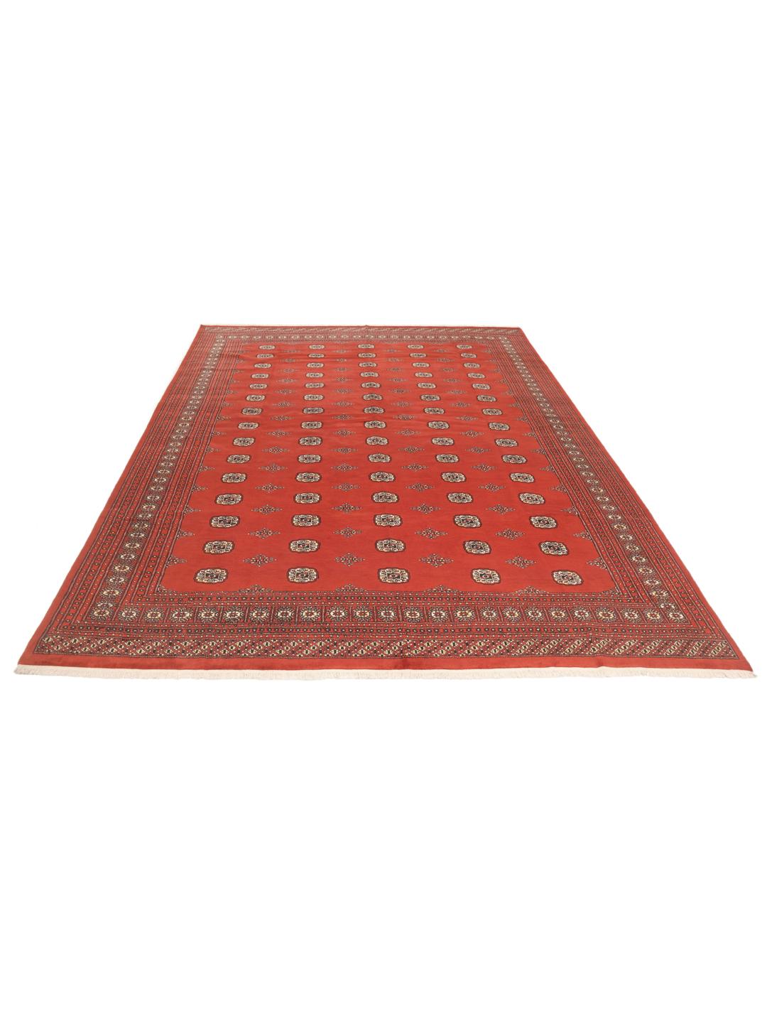 Ein großer, rechteckiger, handgeknüpfter Pakistan Bokhara Teppich in Dunkelrot mit wiederkehrenden Motiven.