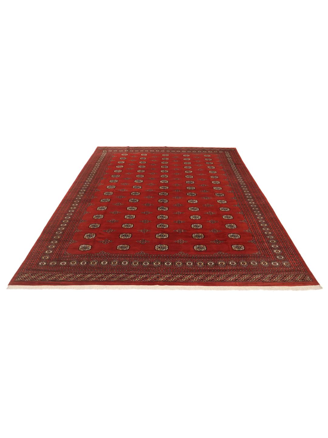 Ein großer, rechteckiger, handgeknüpfter Pakistan Bokhara Teppich in Dunkelrot mit wiederkehrenden Motiven.