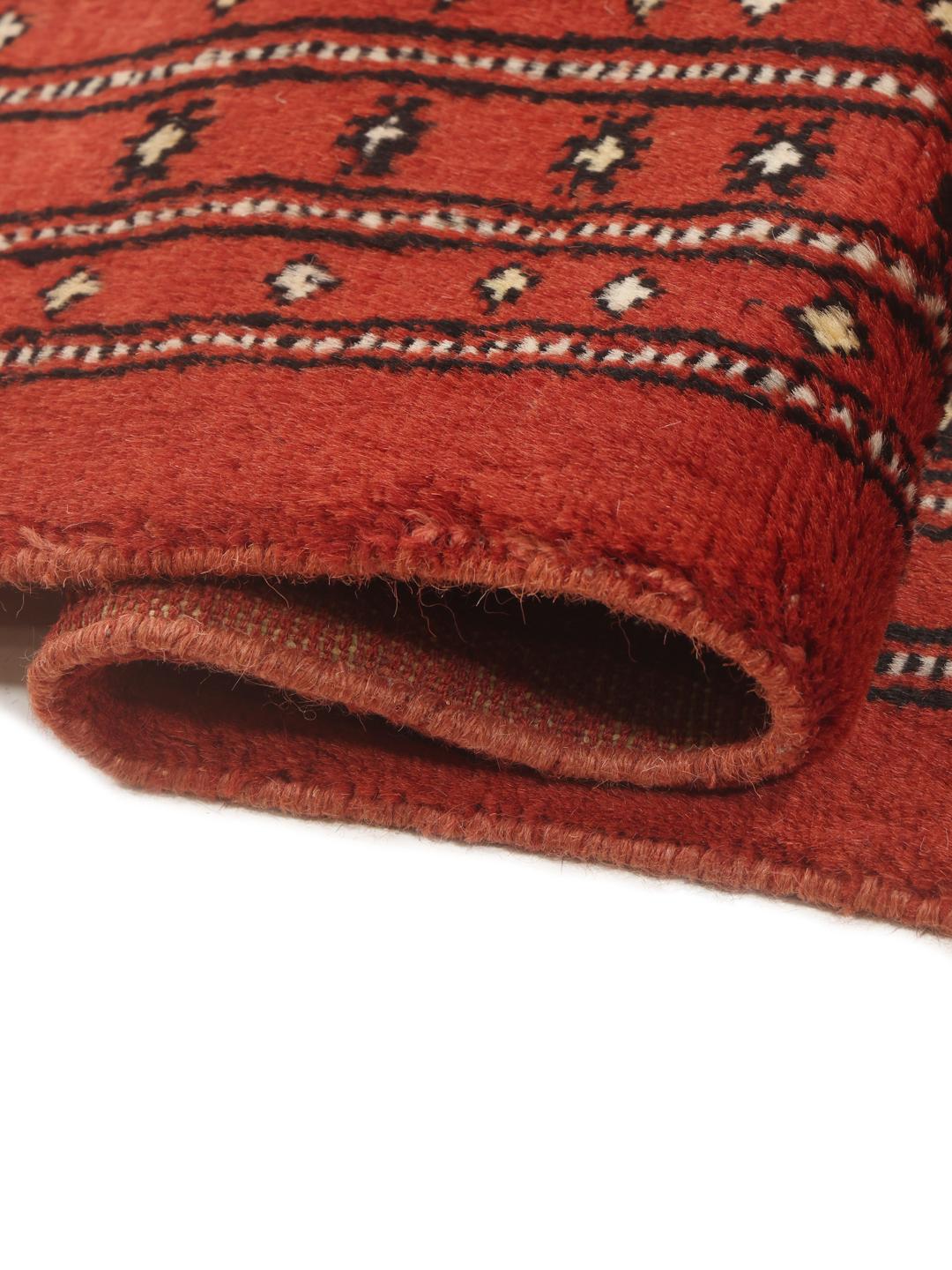 Ein großer, rechteckiger, handgeknüpfter Pakistan Bokhara Teppich in Dunkelrot mit wiederkehrenden Motiven.