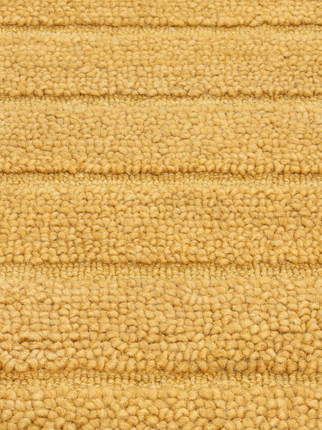 Geel wollen vloerkleed met gestructureerd ontwerp van hoge en lage pool