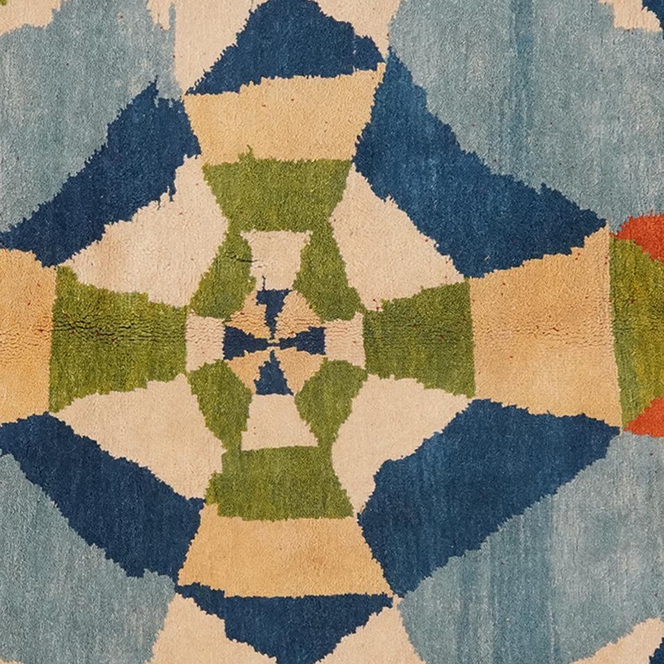 Een kleurrijk handgeknoopt Turks Berber-tapijt met geometrische patronen in blauw, groen en oranje.
