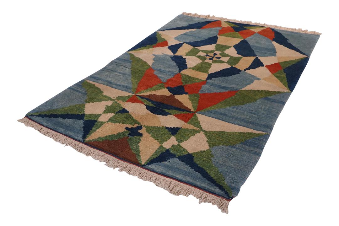 Een kleurrijk handgeknoopt Turks Berber-tapijt met geometrische patronen in blauw, groen en oranje.
