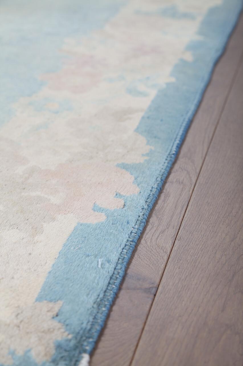 Antiek Chinees Art Deco tapijt met blauwe bloemmotieven en wollen pool