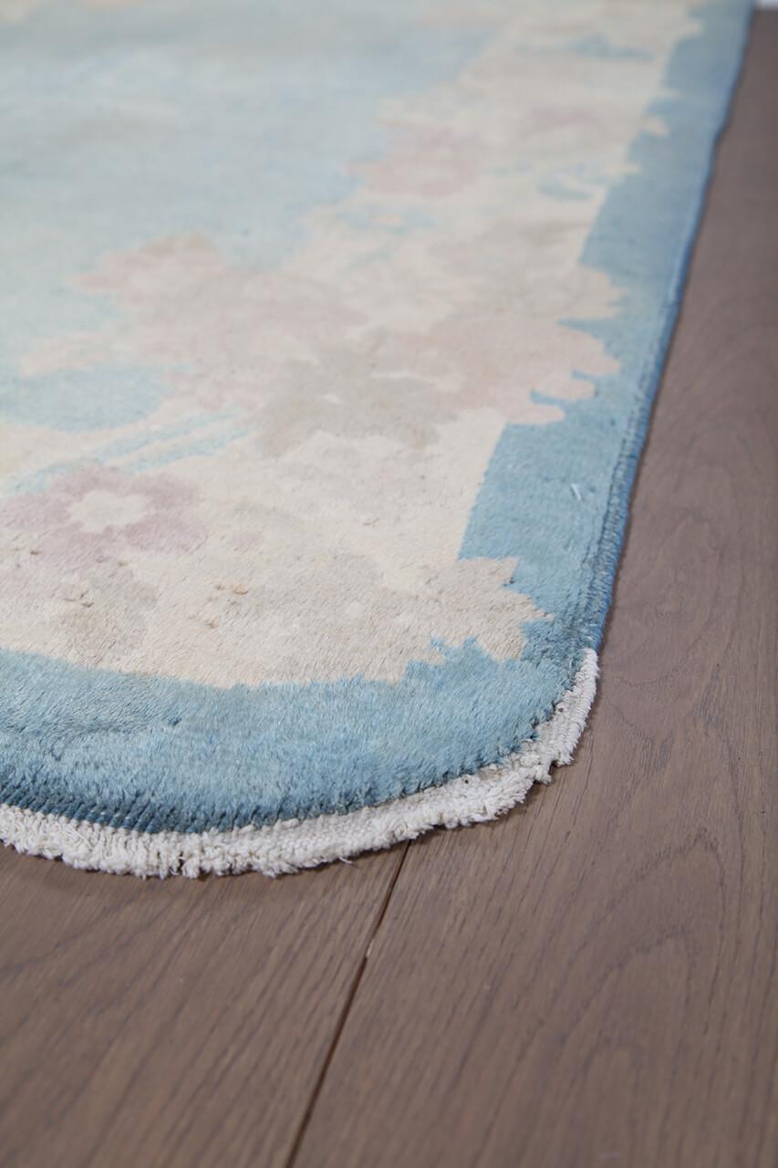 Antiek Chinees Art Deco tapijt met blauwe bloemmotieven en wollen pool