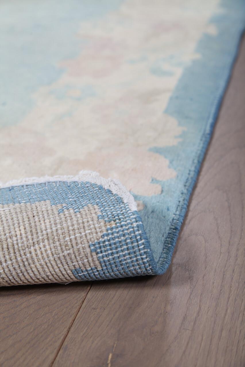 Antiek Chinees Art Deco tapijt met blauwe bloemmotieven en wollen pool
